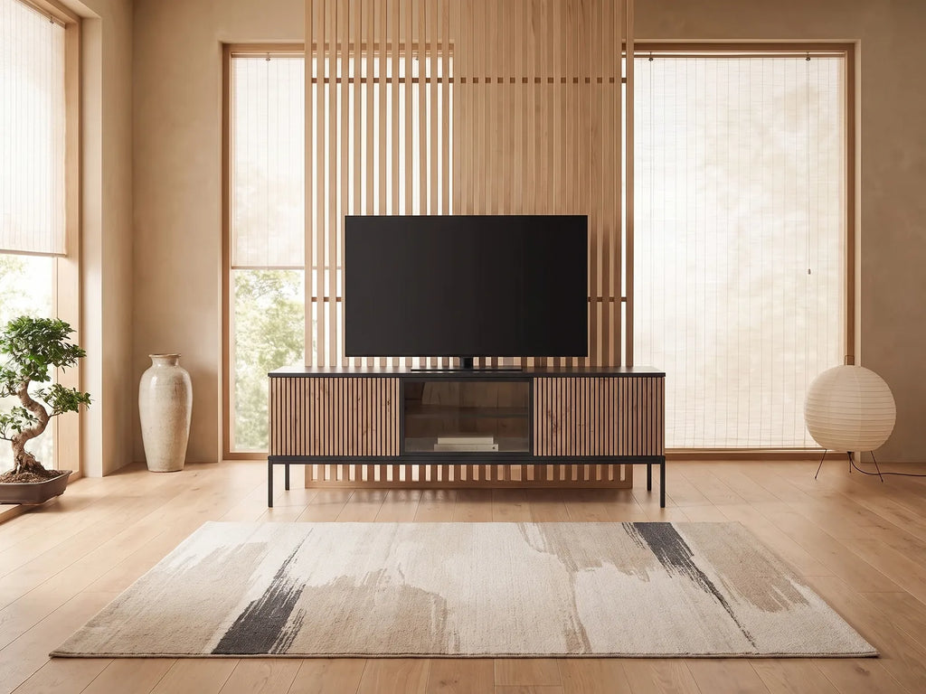 Meuble TV en bois noir 153 cm OVILA dans un salon japandi lumineux aux tons chauds, vue de face
