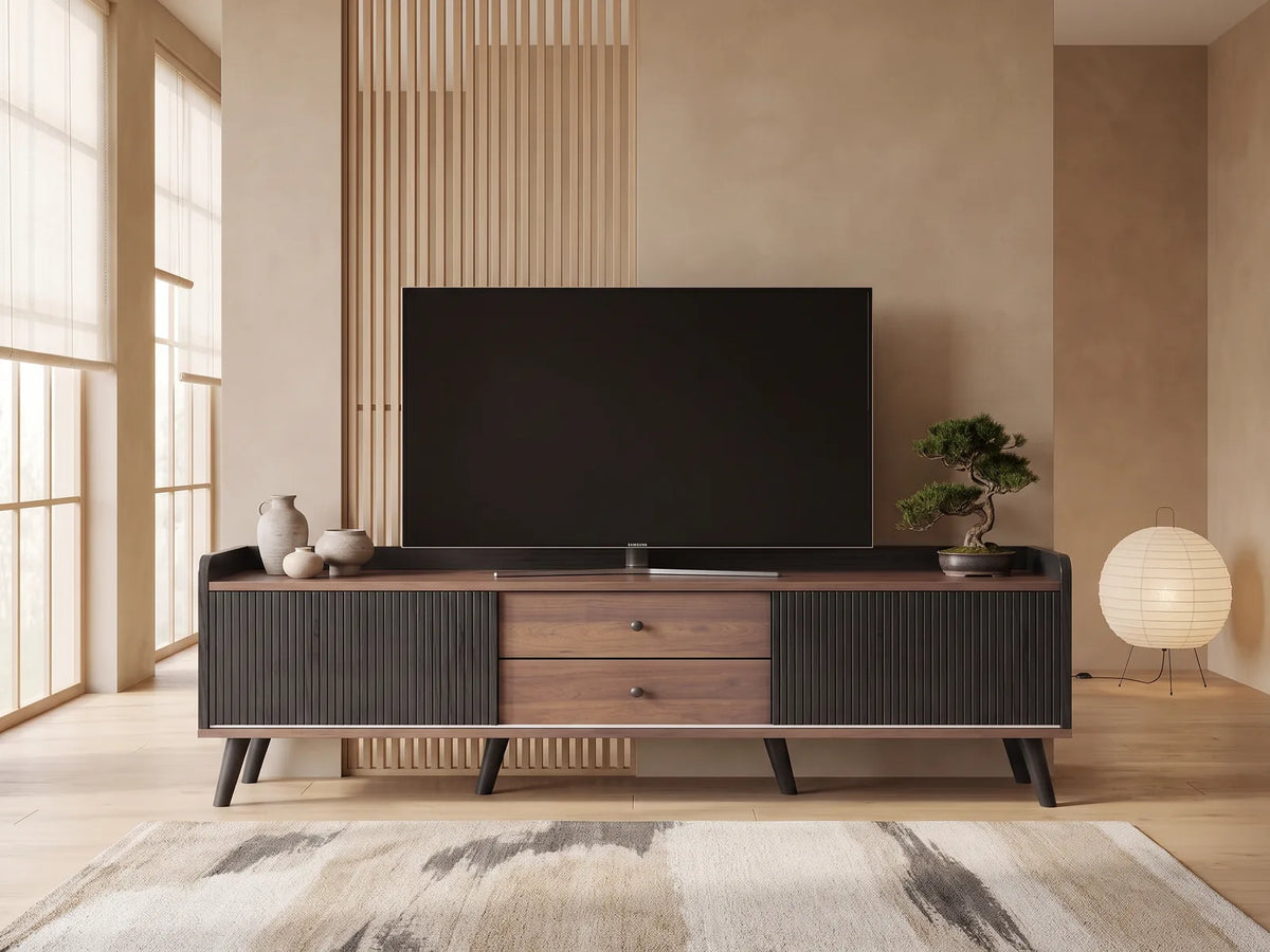 Meuble TV en bois noir 160 cm MERAX dans un salon japandi lumineux aux tons chauds, vue de face