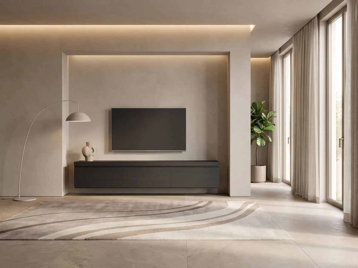 Meuble TV Suspendu Noir 3 Portes 240 cm SKRAUT HOME dans un salon moderne lumineux aux tons chauds, vue de face