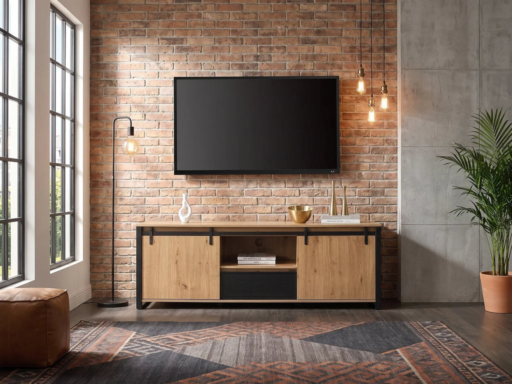 Meuble TV en bois noir BELINARO dans un salon industriel lumineux aux tons chauds, vue de face