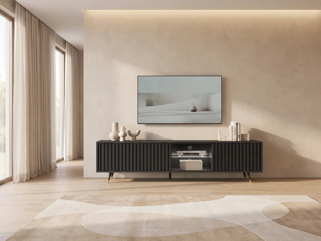 Meuble TV en bois noir BELLO dans un salon minimaliste lumineux aux tons chauds, vue de face
