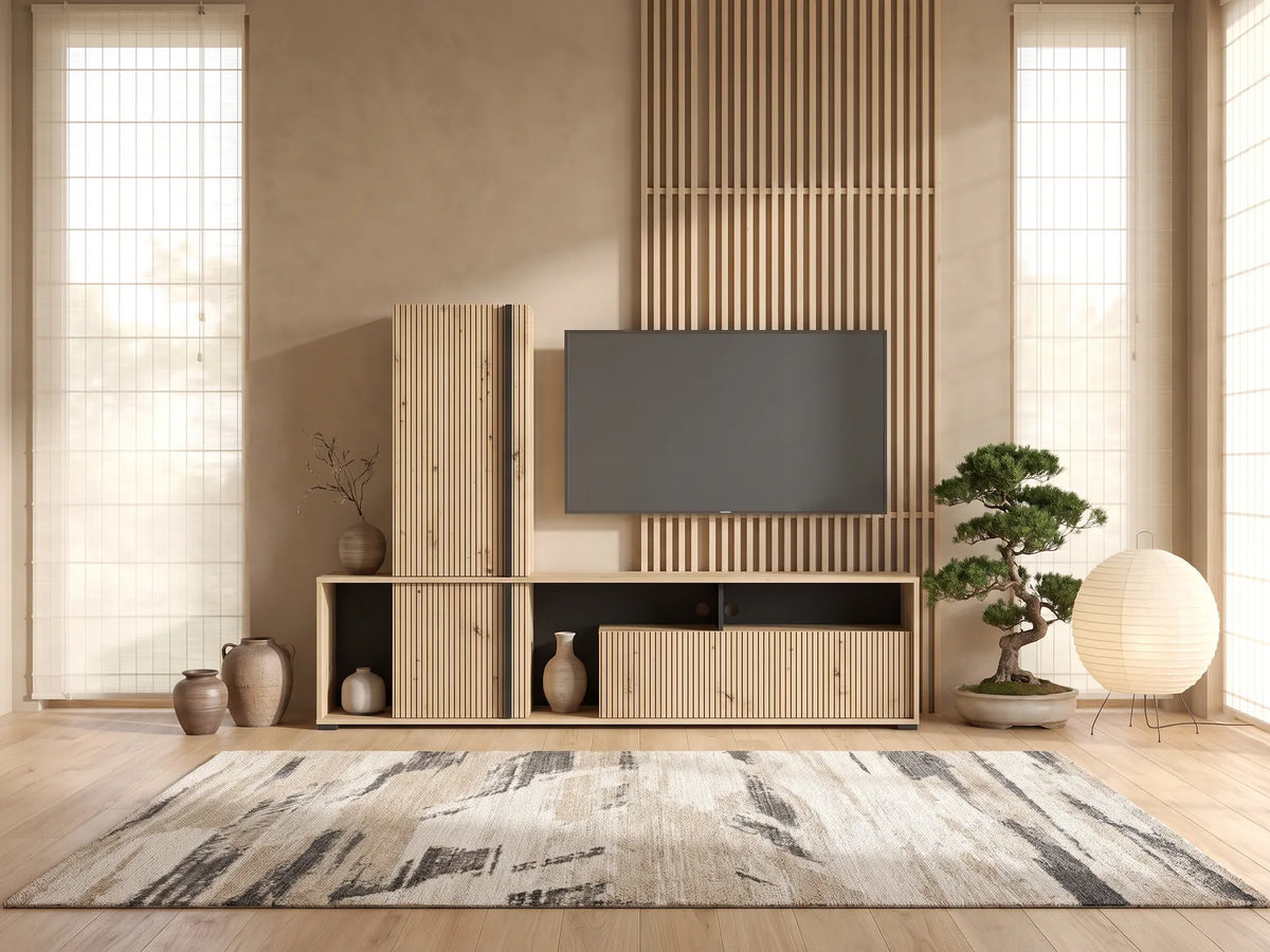 Meuble TV en bois noir BELUTZY dans un salon japandi lumineux aux tons chauds, vue de face