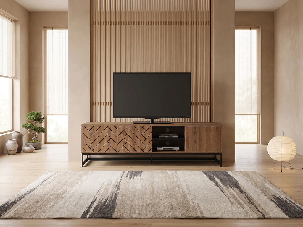 Meuble TV en bois noir CARATANA dans un salon japandi lumineux aux tons chauds, vue de face