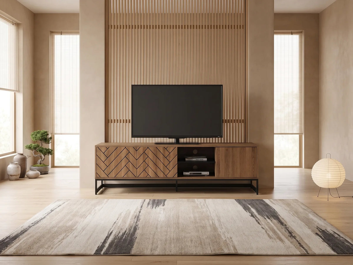 Meuble TV en bois noir CARATANA dans un salon japandi lumineux aux tons chauds, vue de face