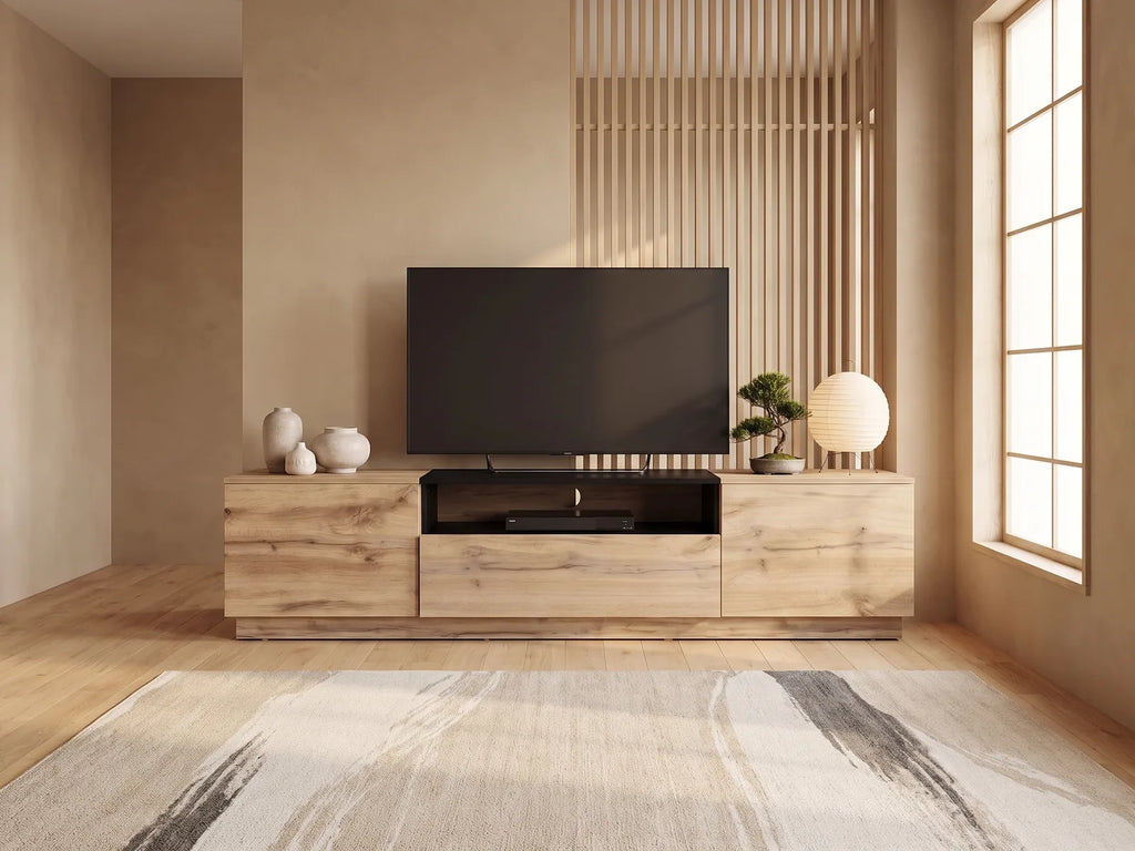 Meuble TV en bois noir CEMILINA dans un salon japandi lumineux aux tons chauds, vue de face