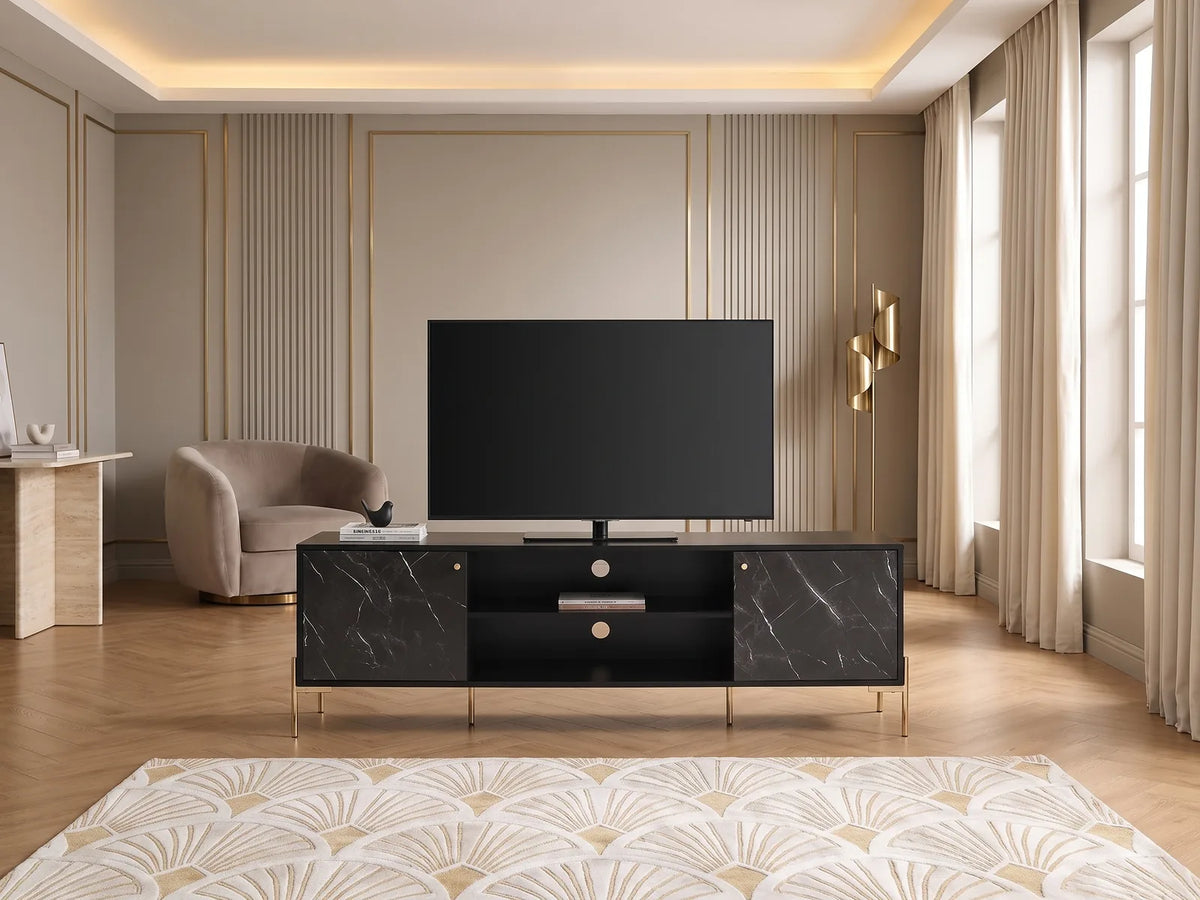 Meuble TV sur Pieds Effet Marbre Noir et Doré 2 Portes 180 cm CIEMILA dans un salon Art déco lumineux aux tons chauds, vue de face