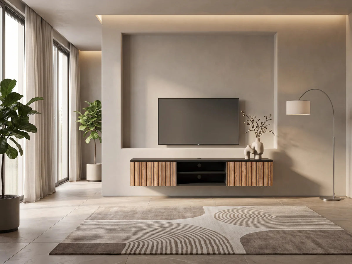 Meuble TV Suspendu Bois et Noir Rainuré 140 cm DECOROTIKA FR dans un salon moderne lumineux aux tons chauds, vue de face