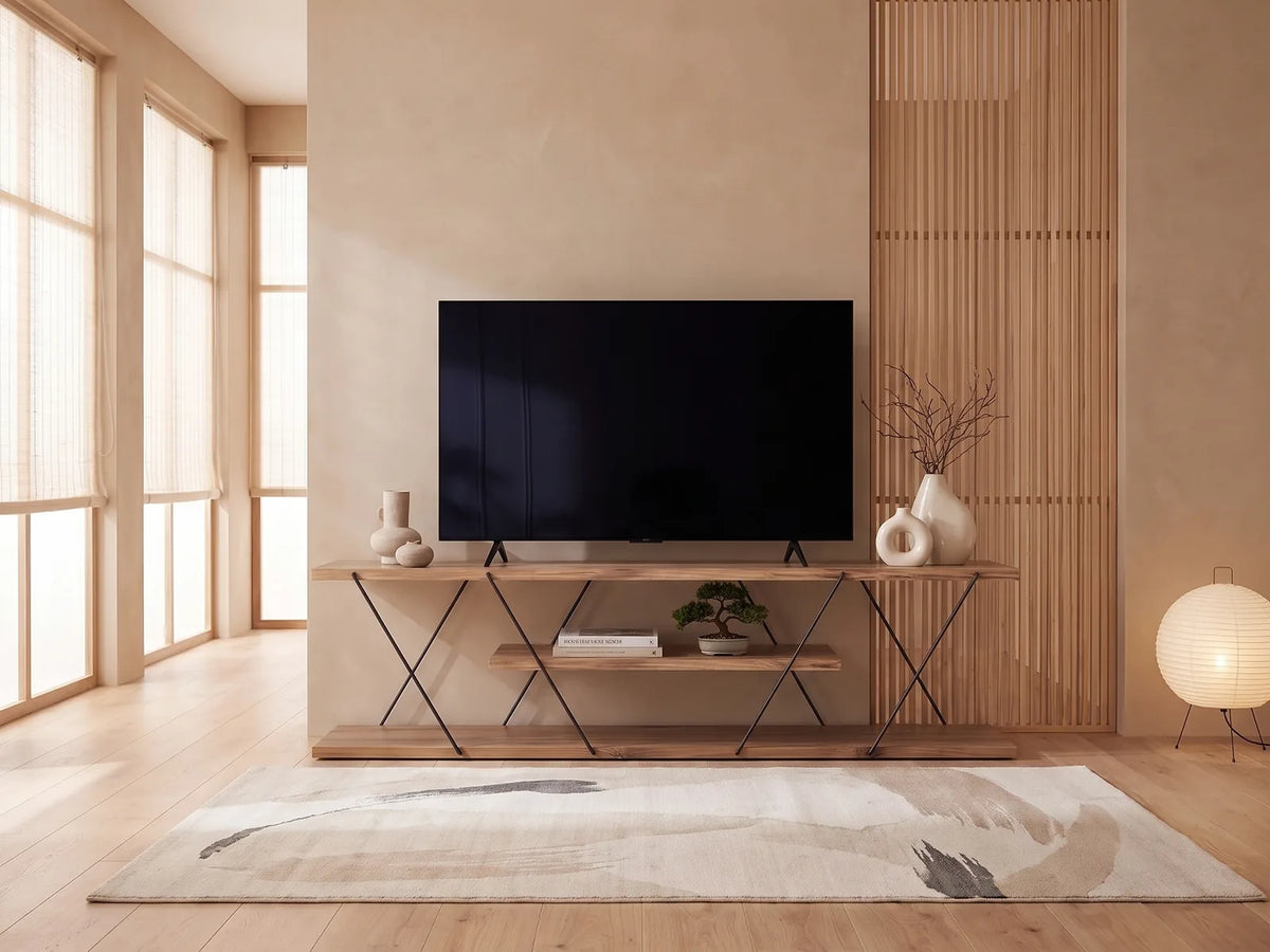 Meuble TV Bas Bois et Noir Pieds Métal Croisés 120 cm DELORY dans un salon japandi lumineux aux tons chauds, vue de face