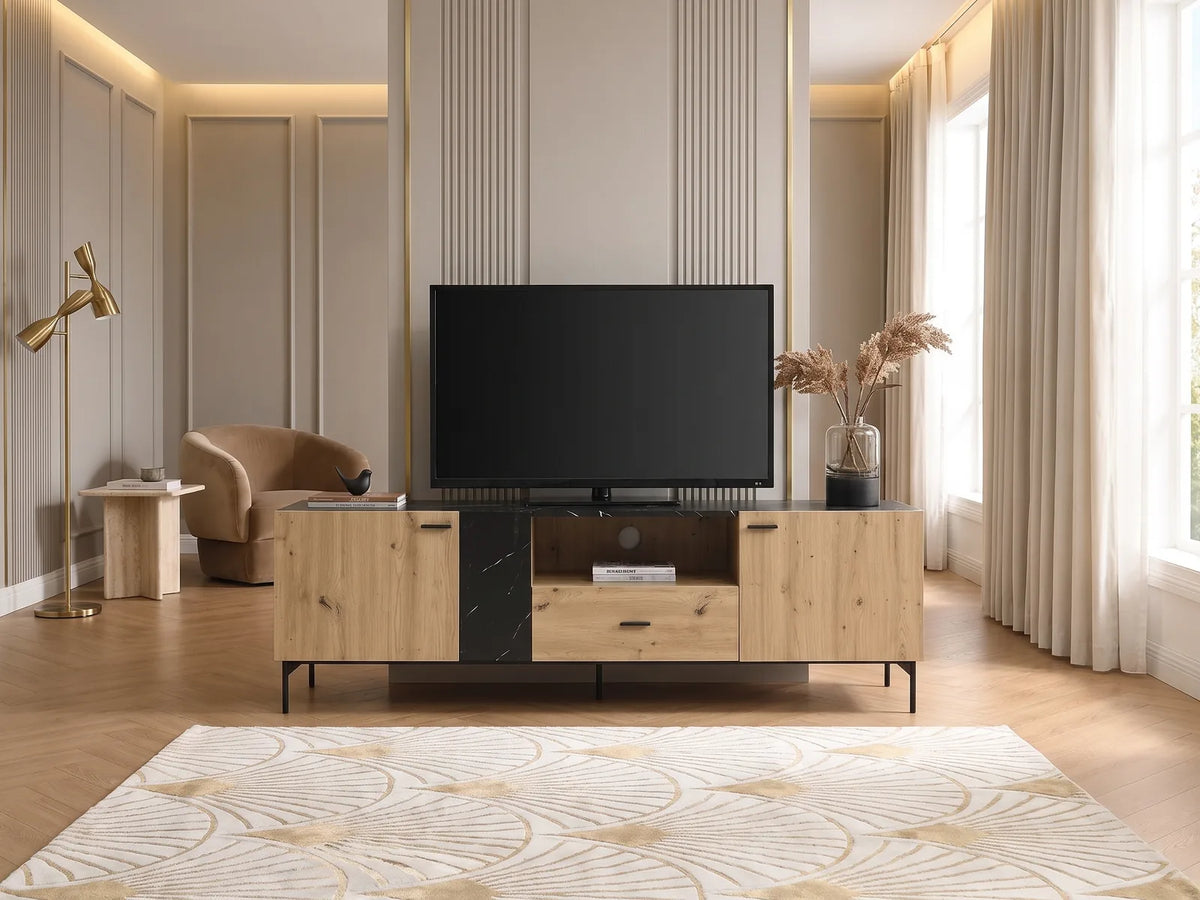 Meuble TV sur Pieds Bois et Effet Marbre Noir 180 cm LIOMENA dans un salon Art déco lumineux aux tons chauds, vue de face