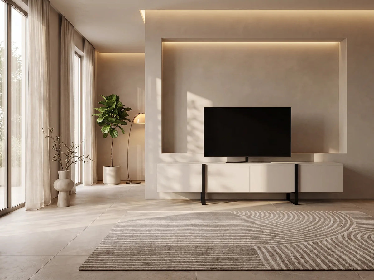 Meuble TV en bois noir LUVONIA dans un salon moderne lumineux aux tons chauds, vue de face