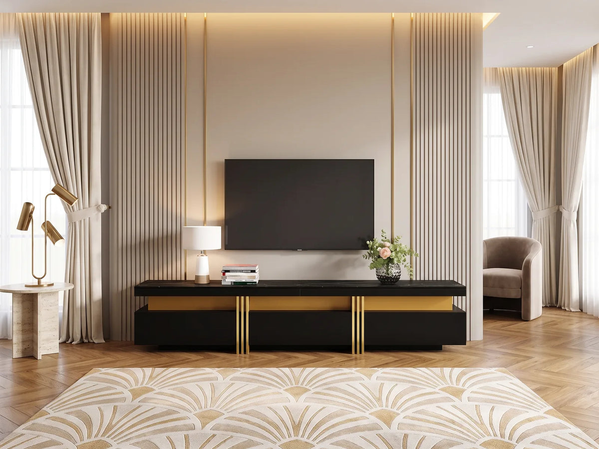 Meuble TV Bas Effet Marbre Noir et Doré 3 Tiroirs 200 cm MERAX dans un salon Art déco lumineux aux tons chauds, vue de face