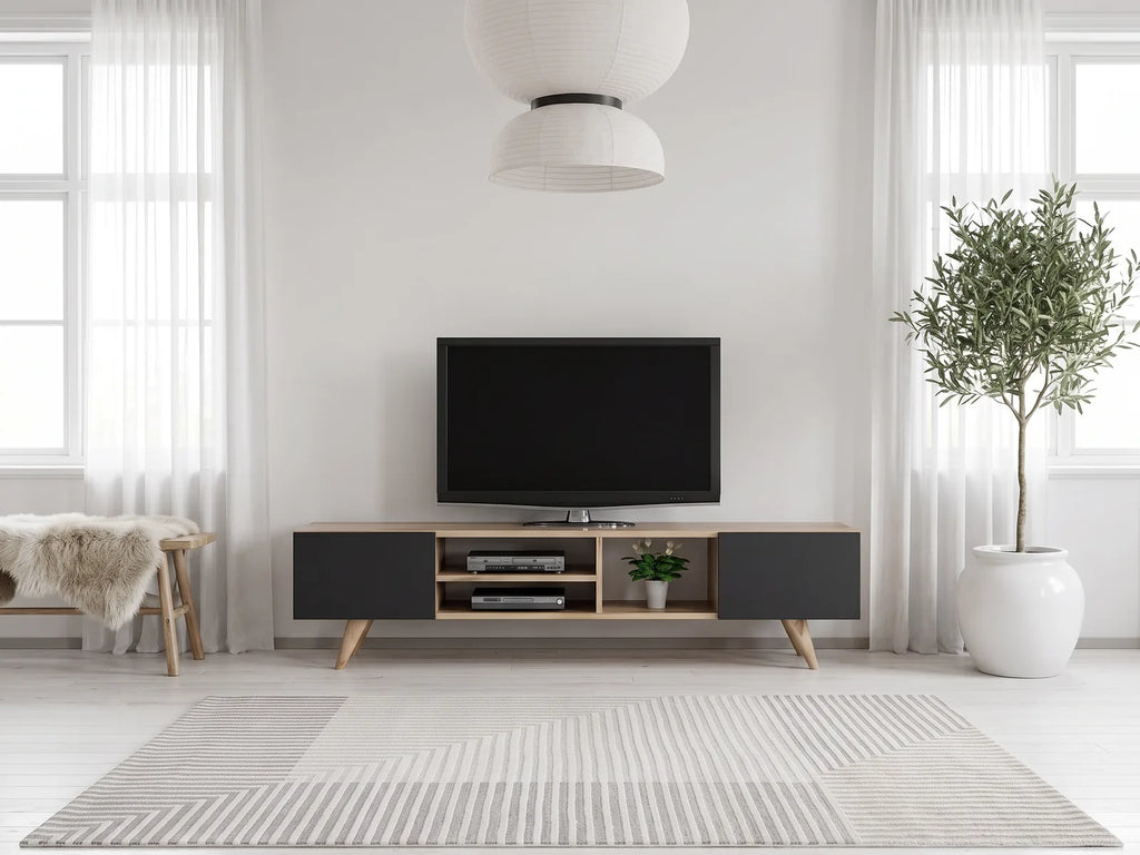 Meuble TV en bois noir MOSTIA dans un salon scandinave lumineux aux tons chauds, vue de face