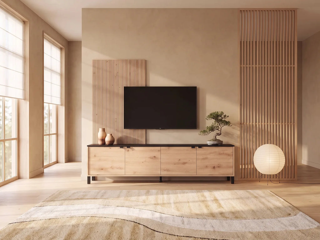 Meuble TV en bois noir NUJA dans un salon japandi lumineux aux tons chauds, vue de face