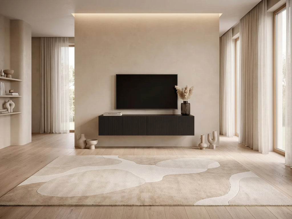 Meuble TV en bois noir VELDIO dans un salon minimaliste lumineux aux tons chauds, vue de face