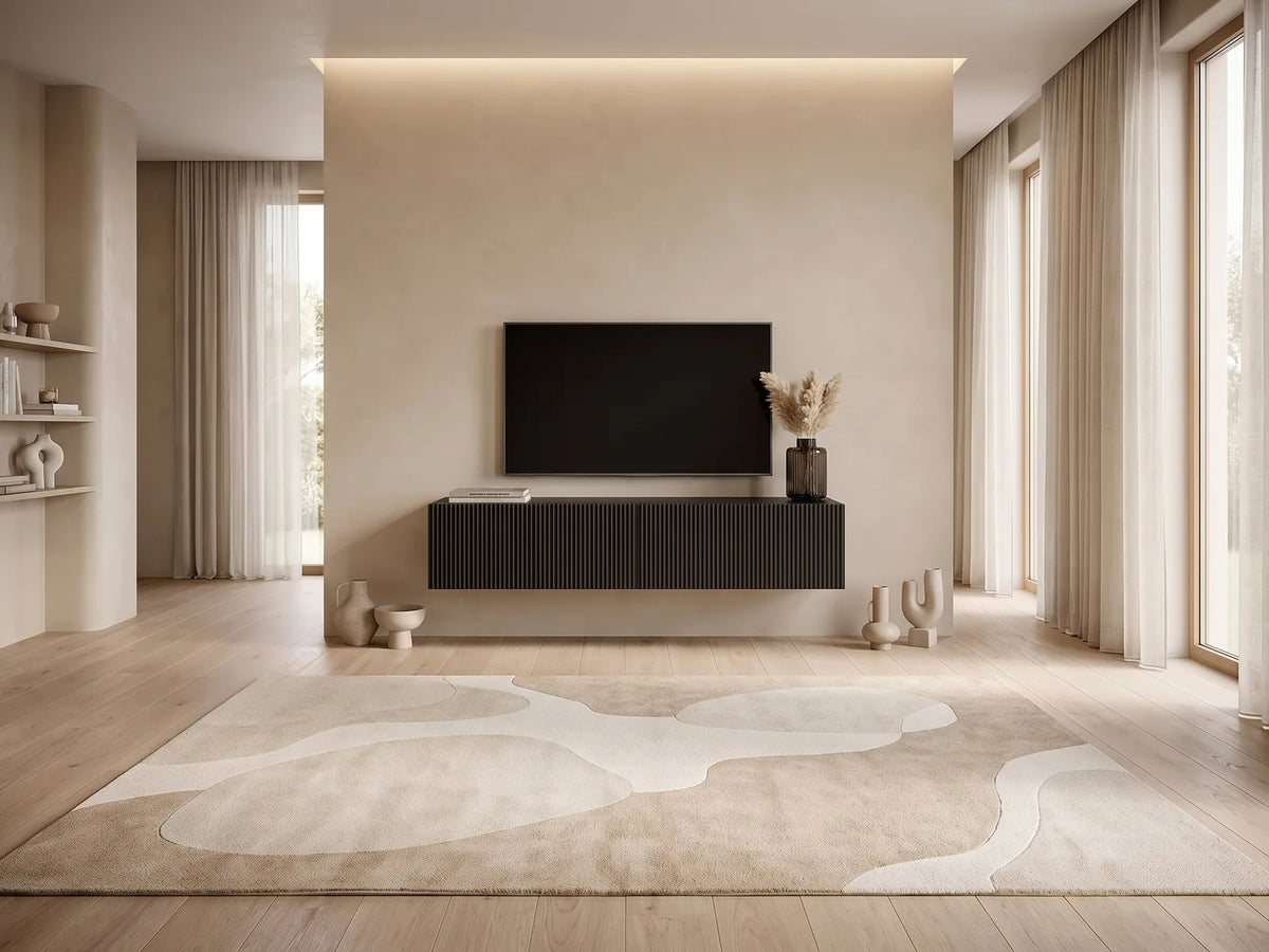 Meuble TV en bois noir VELDIO dans un salon minimaliste lumineux aux tons chauds, vue de face