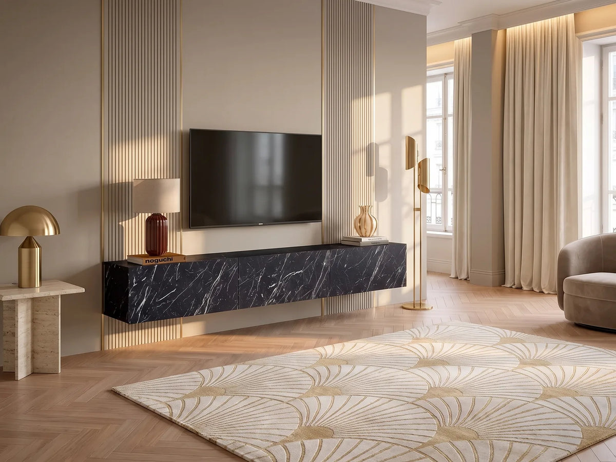 Meuble TV en bois noir VIKILA dans un salon Art déco lumineux aux tons chauds, vue de face