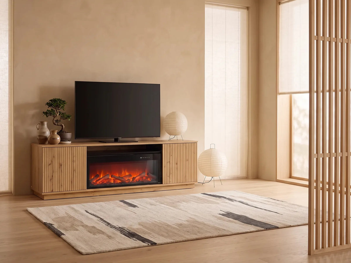Meuble TV en bois noir YEVINA dans un salon japandi lumineux aux tons chauds, vue de face