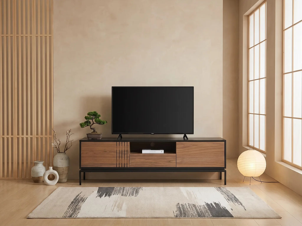 Meuble TV en métal noir ZINORI dans un salon japandi lumineux aux tons chauds, vue de face