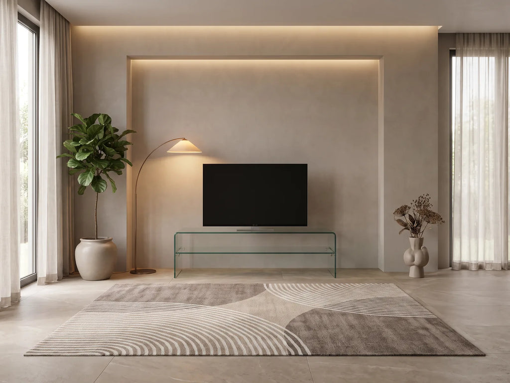Meuble TV en verre design STILEOS dans un salon moderne lumineux aux tons chauds, vue de face
