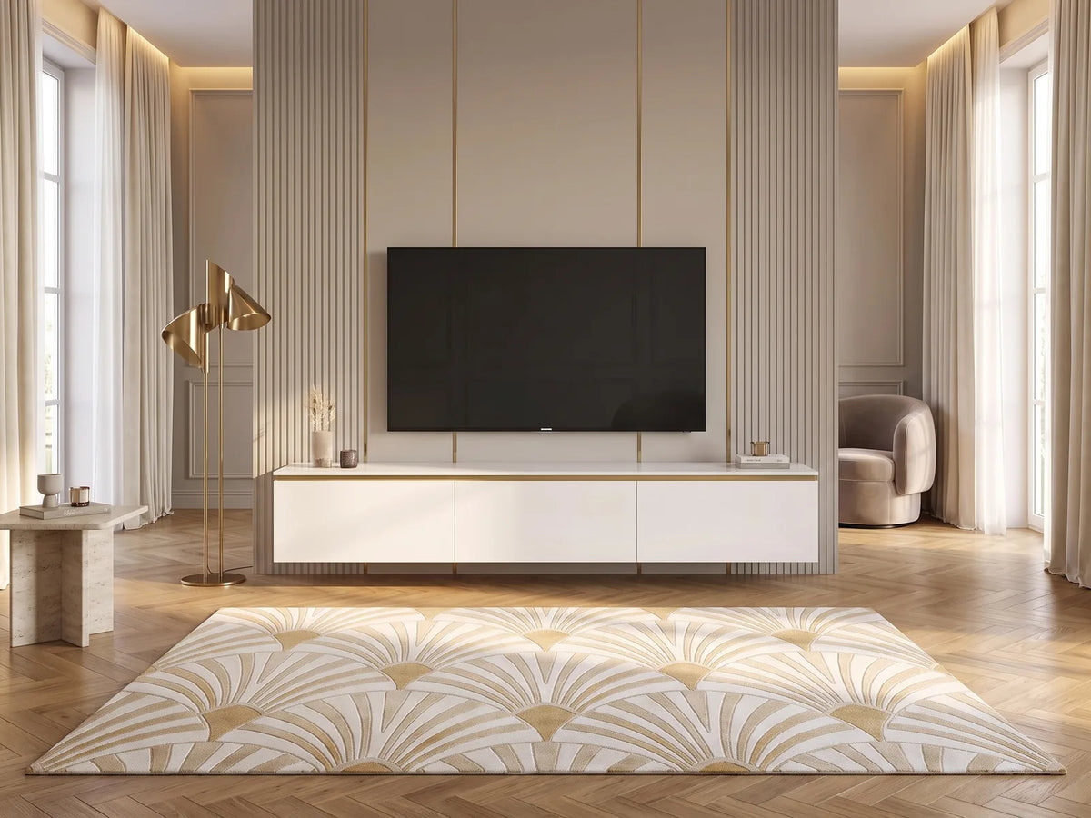 Meuble TV suspendu blanc VUKIA dans un salon Art déco lumineux aux tons chauds, vue de face