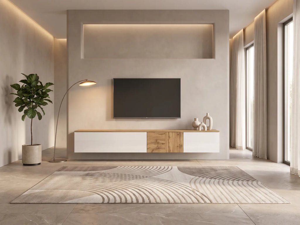 Meuble TV suspendu blanc WHOUS dans un salon moderne lumineux aux tons chauds, vue de face