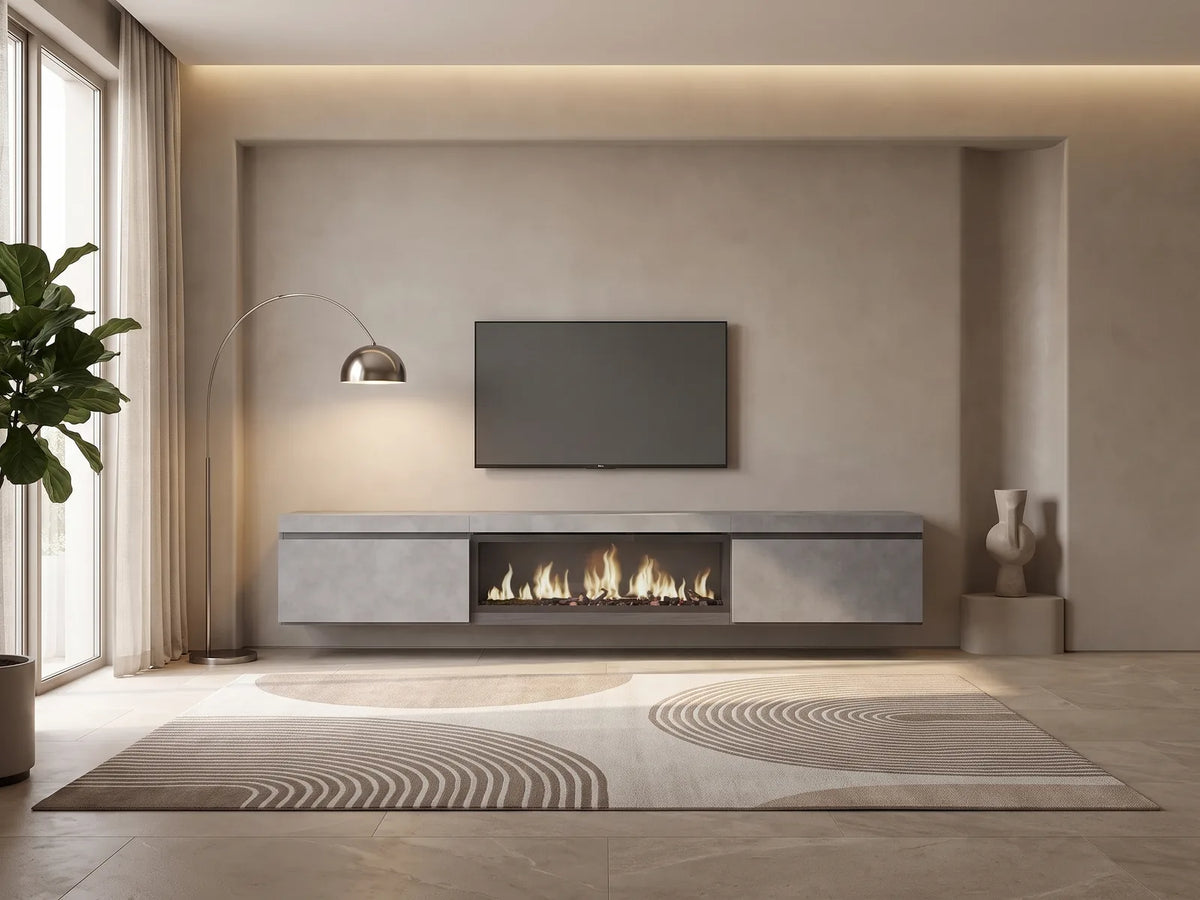 Meuble TV suspendu en bois 267 cm SKRAUT HOME dans un salon moderne lumineux aux tons chauds, vue de face