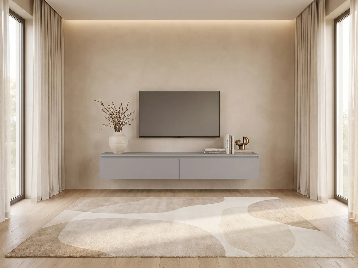 Meuble TV Suspendu Greige 2 Portes 175 cm BEMMI dans un salon minimaliste lumineux aux tons chauds, vue de face