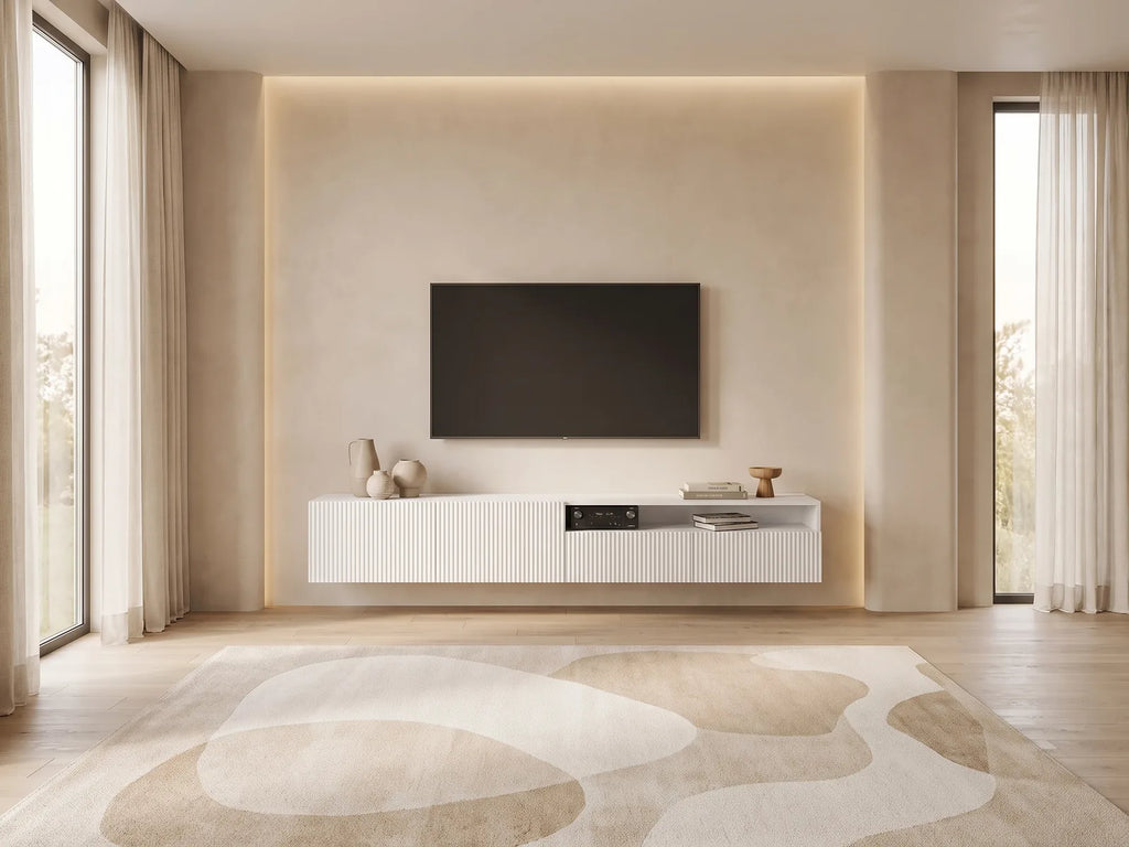 Meuble TV suspendu en bois VELDIO dans un salon minimaliste lumineux aux tons chauds, vue de face