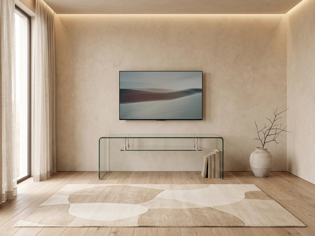 Meuble TV suspendu moderne ICE dans un salon minimaliste lumineux aux tons chauds, vue de face