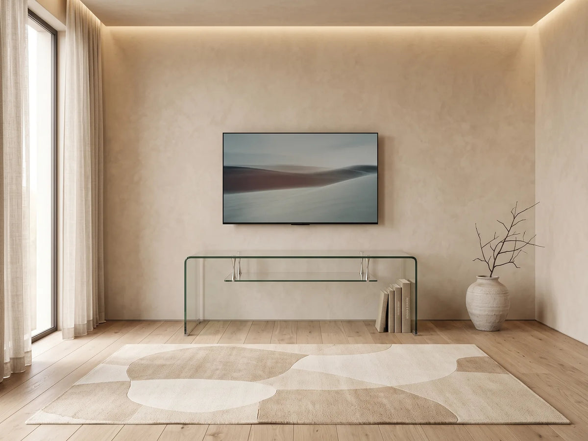 Meuble TV suspendu moderne ICE dans un salon minimaliste lumineux aux tons chauds, vue de face