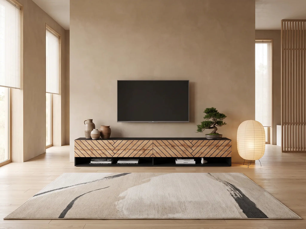 Meuble TV suspendu noir LAUREN MEBLE BE dans un salon japandi lumineux aux tons chauds, vue de face